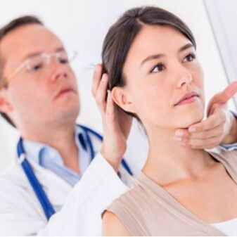 Neurolog pregledava pacijenta koji ima bolove u vratu
