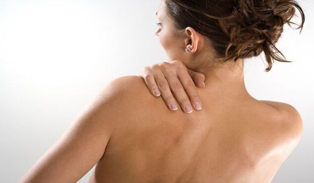 Žena je zabrinuta zbog bolova ispod lijeve lopatice u leđima s leđa