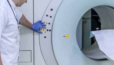 Liječnik kontrolira MRI aparat